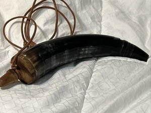 Cargadores de cartuchos artesanales duraderos, auténticos, de cuerno de búfalo, con correa de cuero y tapa/inferior de madera de 12 pulgadas, ideales como regalo de negocios. - Product Image 6