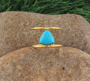 Bague de Fiançailles et de Mariage en Argent Plaqué avec Turquoise Triangulaire, Double Bande et Pierre Précieuse Trillion, Bijoux Fins Personnalisés en Gros pour Homme - Product Image 1