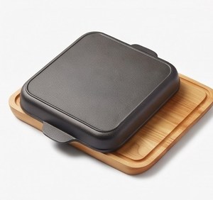 Plat à fajitas carré en fonte avec base en bambou pour la présentation de plats chauds en restaurant et à la maison - Product Image 2