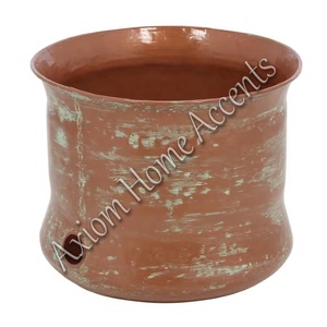 Pot de tuyau d'arrosage décoratif avec finition en laiton antique parfait pour l'organisation des tuyaux d'arrosage à l'extérieur par Axiom Home Accents - Product Image 5
