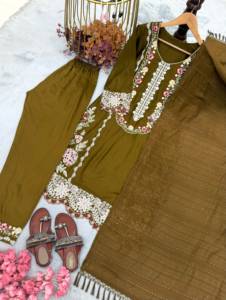 Ensemble de kurta pakistanais de créateur en faux georgette lourd avec broderie et travail de sequins, salwar kameez - Product Image 5