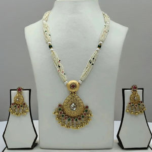 Conjunto de Collar de Perlas Tradicionales de Varias Hebras con Colgante de Filigrana de Oro Antiguo y Pendientes Jhumka a Juego, Joyería Nupcial - Product Image 4