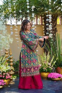 Traje cómodo de crepé natural estampado y con trabajo Aari, con pantalón palazzo y dupatta. Elegante ropa india para mujer. - Product Image 1