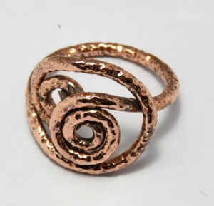 Bague en cuivre pur massif, texture martelée vintage, surface en spirale tourbillonnante, bord plat - Product Image 1