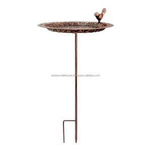 Bain d'oiseaux classique en métal pour jardin, patio, design élégant, base robuste, attirant les oiseaux, avec bassin de rétention d'eau. - Product Image 1