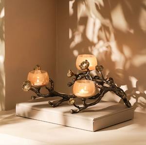 Candélabre à trois niveaux en laiton naturel fait main Ashton, finition antique, pour la décoration de Noël, de Pâques et de la maison - Product Image 3