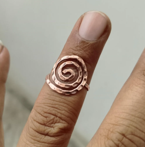 Bague de thérapie magnétique en cuivre réglable, motif spirale martelée, bio-énergie, guérison énergétique - Product Image 4