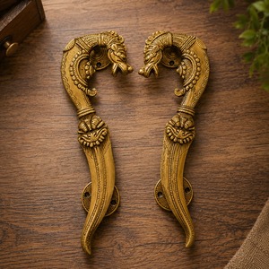 Poignée de porte SHUBHAM moderne en laiton, faite à la main, style Art Déco, géométrique, bouton-poussoir, couleur kaki foncé, quincaillerie de mobilier, entrée, extérieur - Product Image 1