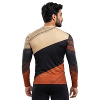 Rashguard confortable pour homme, doté d'un tissu extensible, d'un ajustement sûr et d'une liberté de mouvement totale pour l'entraînement et les sports.
