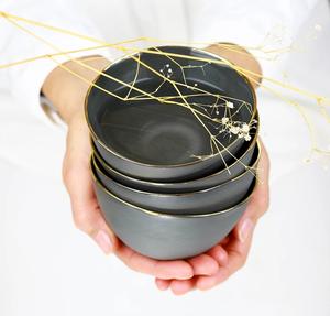 Bol en céramique élégant couleur anthracite avec bord doré, finition mate de luxe, forme ronde profonde, résistant aux aliments, durable, parfait pour les desserts et les soupes - Product Image 4