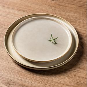 Ensemble d'assiettes en céramique beige mat naturel, finition minimaliste aux tons terreux, surface résistante aux rayures, construction robuste pour la salle à manger - Product Image 1