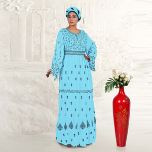 Kaftan brodé en rayonne avec des détails de vigne complexes, taille cintrée, manches évasées et silhouette élégante longue jusqu'au sol. - Product Image 3