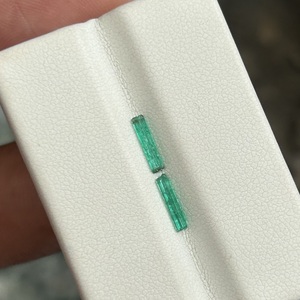 Esmeralda de Panjshir, Afganistán, 0.43 Ct, 2 Piezas, Gema Natural Verde en Bruto para Tallado de Gemas y Joyería Fina - Product Image 1
