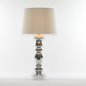 Lámpara de Noche de Estilo Lujoso con Cuerpo Metálico con Acabado de Espejo, Diseño Curvo Suave y Pantalla Suave, Ideal para Decoración de Interiores - Product Image 1