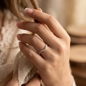 Bague de mariage demi-éternité en or massif 10K 14K 18K, couleur DEF, clarté VS VVS, avec diamant de laboratoire rond courbé en chevron, fine et minimaliste - Product Image 6