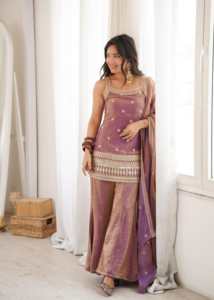 Ensemble prêt-à-porter entièrement cousu en soie Fandy avec broderie et travail de sequins, comprenant un haut et un pantalon à ourlet boule et une dupatta. - Product Image 4