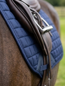 PORTACE ENTERPRISES Tapis de selle de dressage bleu marine matelassé, double rembourrage, garnissage polyester, doublure en maille, sangle de selle, équitation - Product Image 2