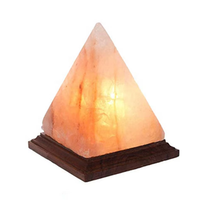 Lampe en sel de l'Himalaya Feng Shui en forme de pyramide, artisanale, écologique, technique de sculpture blanche SE-8624 par Sian Enterprise Salt Lamps - Product Image 1