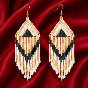 Boucles d'oreilles créoles longues bohèmes faites à la main Sstringz avec pompons et perles de rocaille pour femme, en acrylique et alliage de zinc, idéales pour les fêtes - Product Image 2