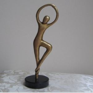 Pieza de arte escultural de aluminio fundido diseñada para decoración contemporánea con un lenguaje de diseño moderno y refinado. - Product Image 2