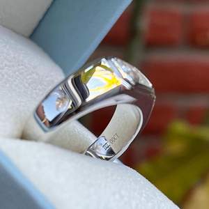 แหวนมอสซาไนต์ทรงเอเมอรัลด์สำหรับผู้ชาย เงินแท้ 925 แหวนแบบเซ็ตขอบเพชร แหวนตราประทับสุดหรู แหวนแต่งงาน - Product Image 3