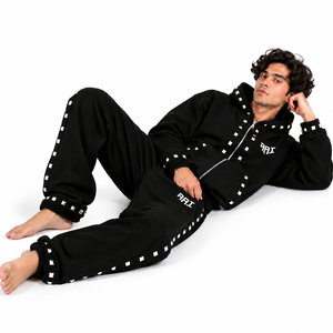 Ensemble de survêtement homme coupe ample et légère, avec sweat à capuche zippé noir à clous et pantalon de jogging en coton respirant personnalisé – Marque - Product Image 4