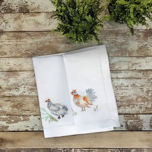 Motifs de poulets colorés brodés sur des serviettes en lin apportent un charme champêtre joyeux aux repas décontractés et aux rassemblements. - Product Image 4
