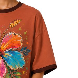 Camiseta Extra Grande para Mujer en Color Marrón Óxido con Estampado Gráfico de Flor de Hibisco Colorida, Camiseta Casual de Algodón para Verano, Personalizada OEM ODM al por Mayor - Product Image 4