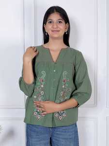 Haut court tendance pour femme en organza brodé vert sauge, col en V et détails boutonnés, idéal pour les jeans, 100 % coton - Product Image 5