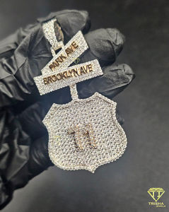 Pendentif de luxe personnalisé en forme de panneau de rue, serti de moissanite, style Hip Hop, avec bouclier, collier statement - Product Image 1