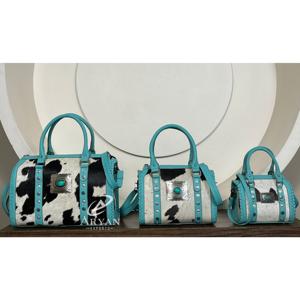 Bolso de Hombro Pequeño Estilo Western OEM Personalizado de Cuero con Pelo, Bolso de Viaje de Piel de Vacuno con Tachuelas y Conchos, con Aspecto Elegante - Product Image 1