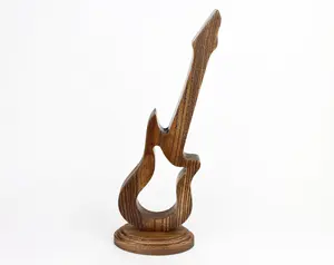 Guitare en bois élégante, pièce maîtresse artisanale, décoration musicale personnalisée, cadeau pour les amoureux de la musique, statue artistique, décoration intérieure, présentoir de table. - Product Image 2