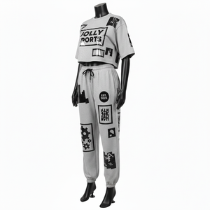 Ensemble haut court et pantalon de jogging pour femme en coton polyester gaufré 260 GSM, gris et noir, avec logo imprimé. - Product Image 4