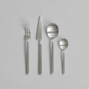 Ensemble de couverts élégants en acier inoxydable de qualité restaurant, robustes et résistants, pour une utilisation fréquente dans les cuisines commerciales très fréquentées et les réceptions - Product Image 1