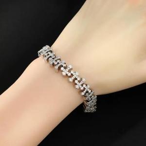 สร้อยข้อมือฮิปฮอปประดับเพชร สร้อยข้อมือแบบ Iced Out Cross Link เครื่องประดับผู้ชายสุดหรู สร้อยข้อมือดีไซน์โดดเด่น เพชรเลี้ยงในห้องปฏิบัติการ สไตล์แร็ปเปอร์ - Product Image 2