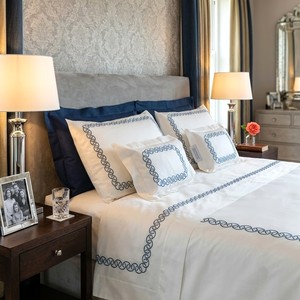 Parure de lit élégante brodée avec bordure à motifs, en satin de coton blanc de qualité supérieure, style hôtel de luxe, lavable en machine, pour la maison - Product Image 2
