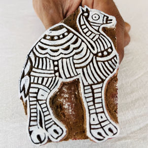 Tampon en bois de teck sculpté à la main : Bloc textile du Rajasthan |   Tissu traditionnel, papier, estampage à la main sur la paume - Product Image 1