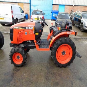 Tractor pequeño Kubota B2441 4x4 confiable, diseñado para tareas agrícolas modernas y una gestión eficiente del campo. - Product Image 2