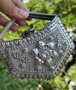 Bolso de mano Kundan hecho a mano, chapado en oro, con adornos tradicionales, para mujer, para bodas, fiestas y eventos festivos. - Product Image 1