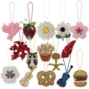 Porte-clés brodé à la mode avec des perles et des broderies détaillées, design décoratif attrayant fait à la main - Product Image 1