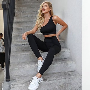 Leggings de yoga noirs personnalisés, mi-longs, sans coutures, à taille élastique, pour l'entraînement – Fabricant et fournisseur - Product Image 1