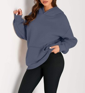Sweat-shirt à capuche surdimensionné personnalisé pour femme avec poches et épaules tombantes – Qualité supérieure – Collection Hiver - Product Image 4
