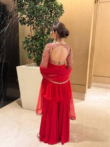 Ensemble prêt-à-porter entièrement cousu comprenant un haut en georgette avec broderies Zari et sequins, un pantalon Sharara et un dupatta. - Product Image 2