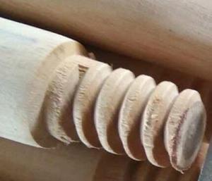 Manche de balai en bois d'eucalyptus naturel 120 cm x 22 mm, finition lisse, avec filetage en bois italien et capuchon de suspension en plastique - Product Image 2