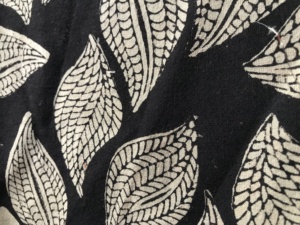 Tela de Algodón Estampada a Mano en Blanco y Negro – Motivo de Hojas, Estampado Natural, Algodón Indio para Vestidos y Prendas - Product Image 3