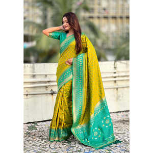 ผ้าไหมเนื้อนุ่มสีเขียวเมห์นดี ยี่ห้ออีลิท วีฟส์  ปักลายซารีแบบปาโตลา พร้อมลายแบนดานีแบบตัดกัน  ชุดราตรีสุดหรู น้ำหนัก 650 กรัม - Product Image 1