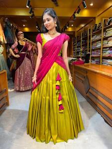 Le lehenga en soie tissée offre une brillance métallique éclatante qui capte la lumière avec beauté, tout comme le dupatta en soie Rangoli bleu sarcelle profond. - Product Image 2