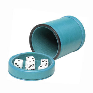 Vente en gros usine : Ensemble de gobelets à dés de jeu en cuir, personnalisables (logo et couleur), avec gobelet agitateur et 5 dés à points - Product Image 3