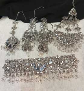 Lujoso y Encantador Conjunto de Collares de Torques Nupciales Pakistaníes e Indios con Cuentas de Resina con Trabajo de Espejo y Gotas, Joyería de Boda al por Mayor - Product Image 3