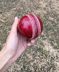 ลูกคริกเก็ตพรีเมียม คุณภาพสูง ทำจากหนังเย็บมือ ทนทาน เหมาะสำหรับการแข่งขัน อุปกรณ์คริกเก็ตระดับมืออาชีพ - Product Image 6